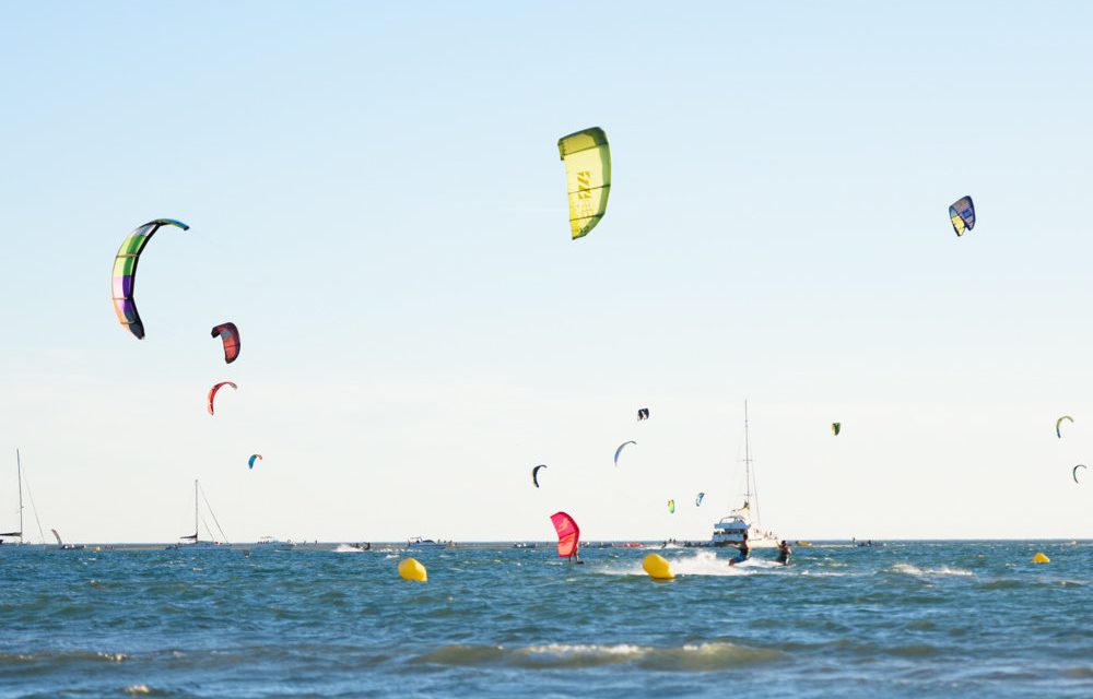 Pourquoi Le Grau du Roi est le spot idéal pour débuter en Kitesurf ?