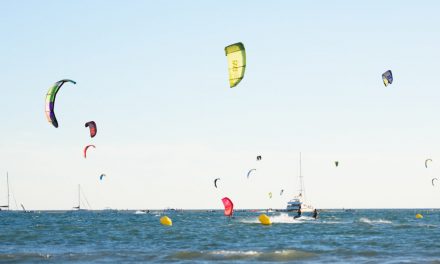 Pourquoi Le Grau du Roi est le spot idéal pour débuter en Kitesurf ?