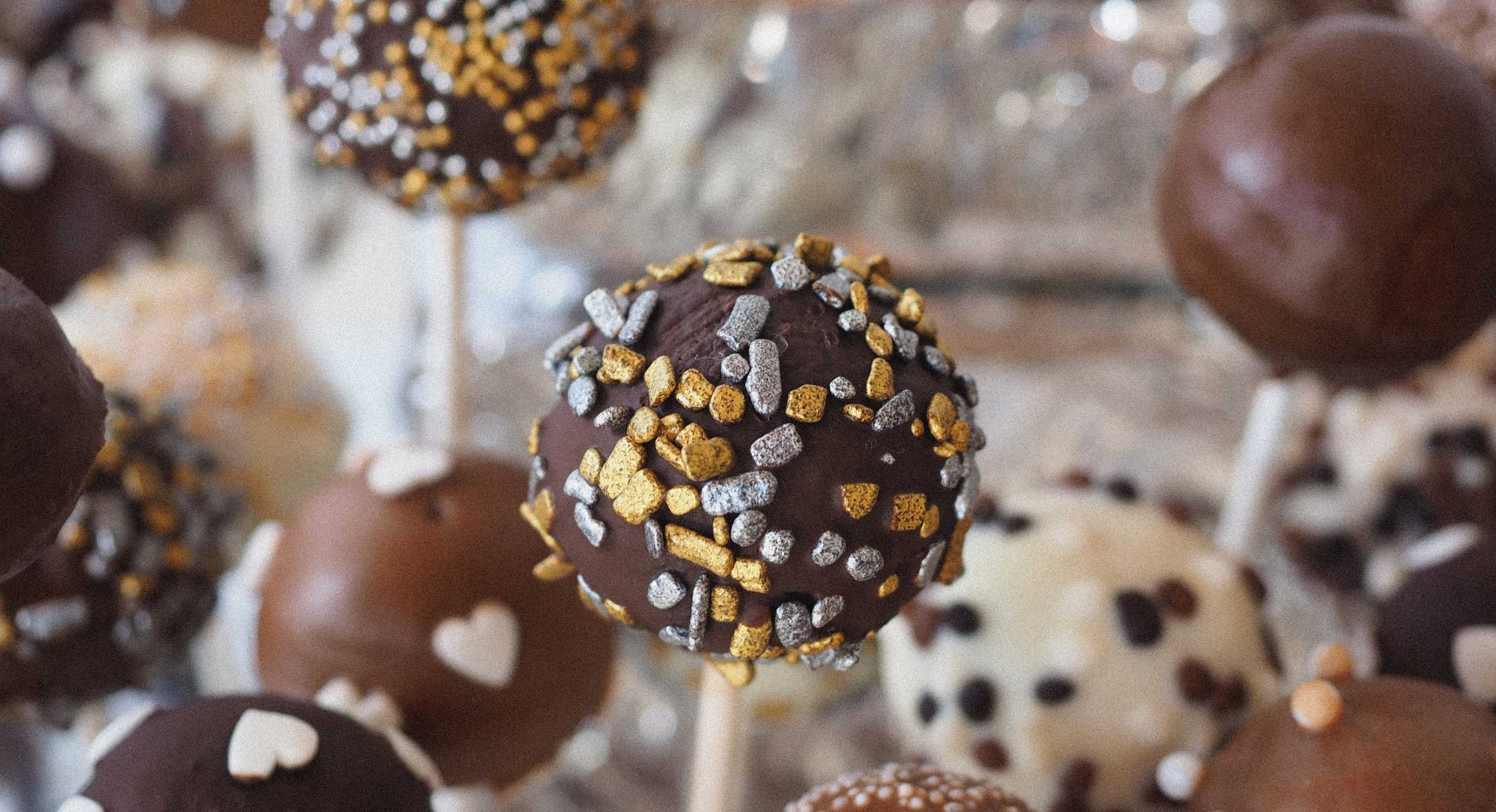 Sucette en chocolat noir au lait ou blanc, avec des petites gourmandises dessus décoration doré et argenté cœurs paillettes