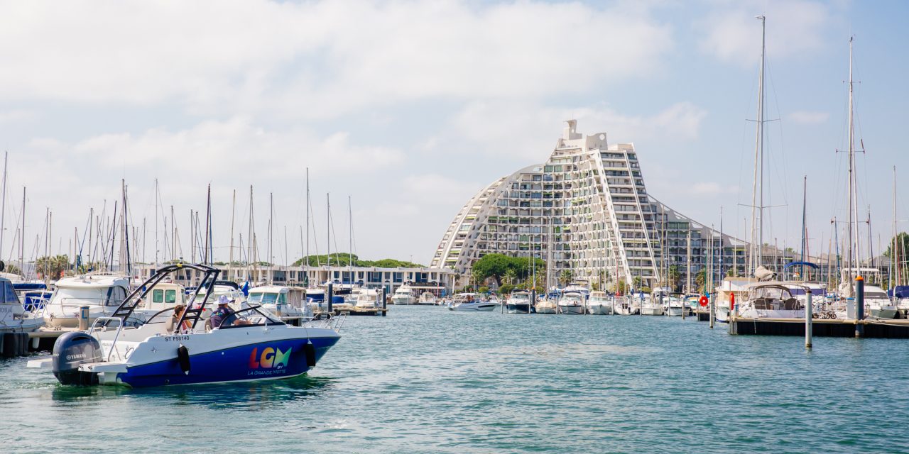 Un port de plaisance aussi vert que la mer est bleue