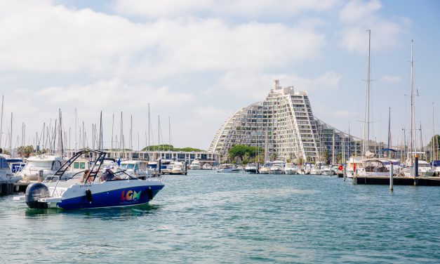 Un port de plaisance aussi vert que la mer est bleue