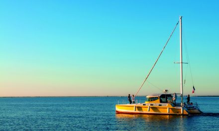 Mer ou étang sur catamaran