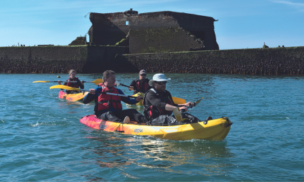 En kayak de mer pour visiter les vestiges du Débarquement en Asnelles