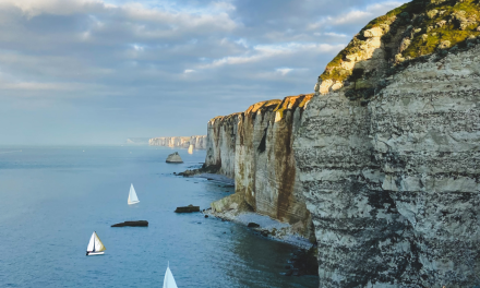 Profiter des falaises Étretat en activités nautiques