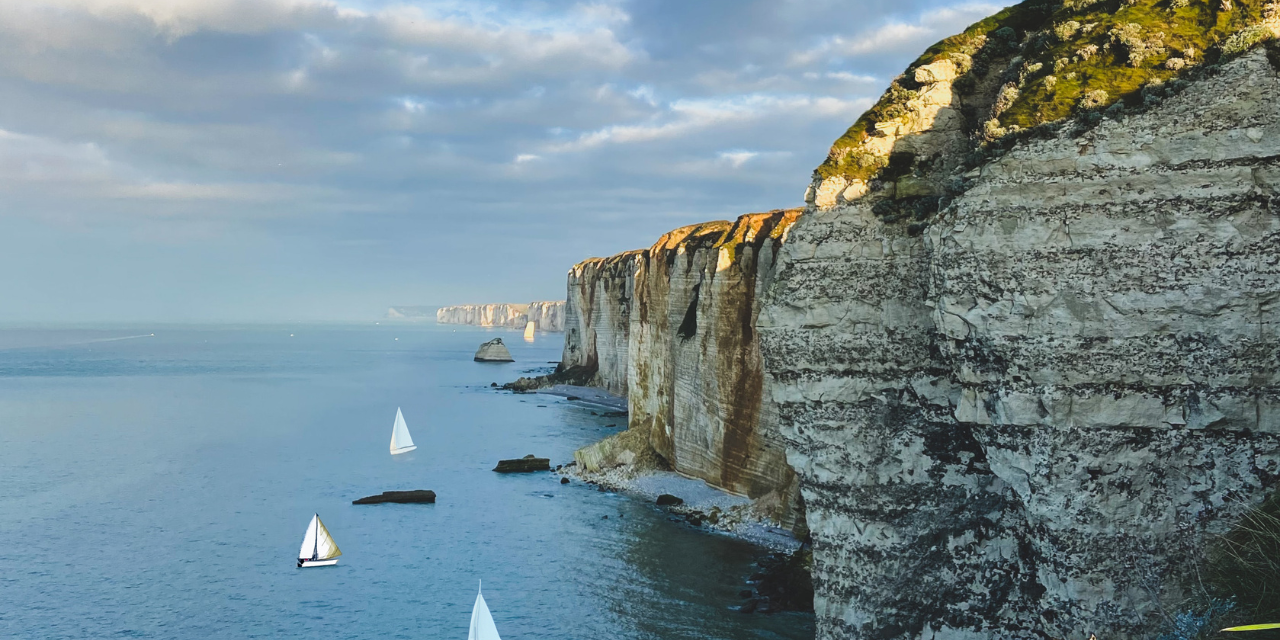 Profiter des falaises Étretat en activités nautiques