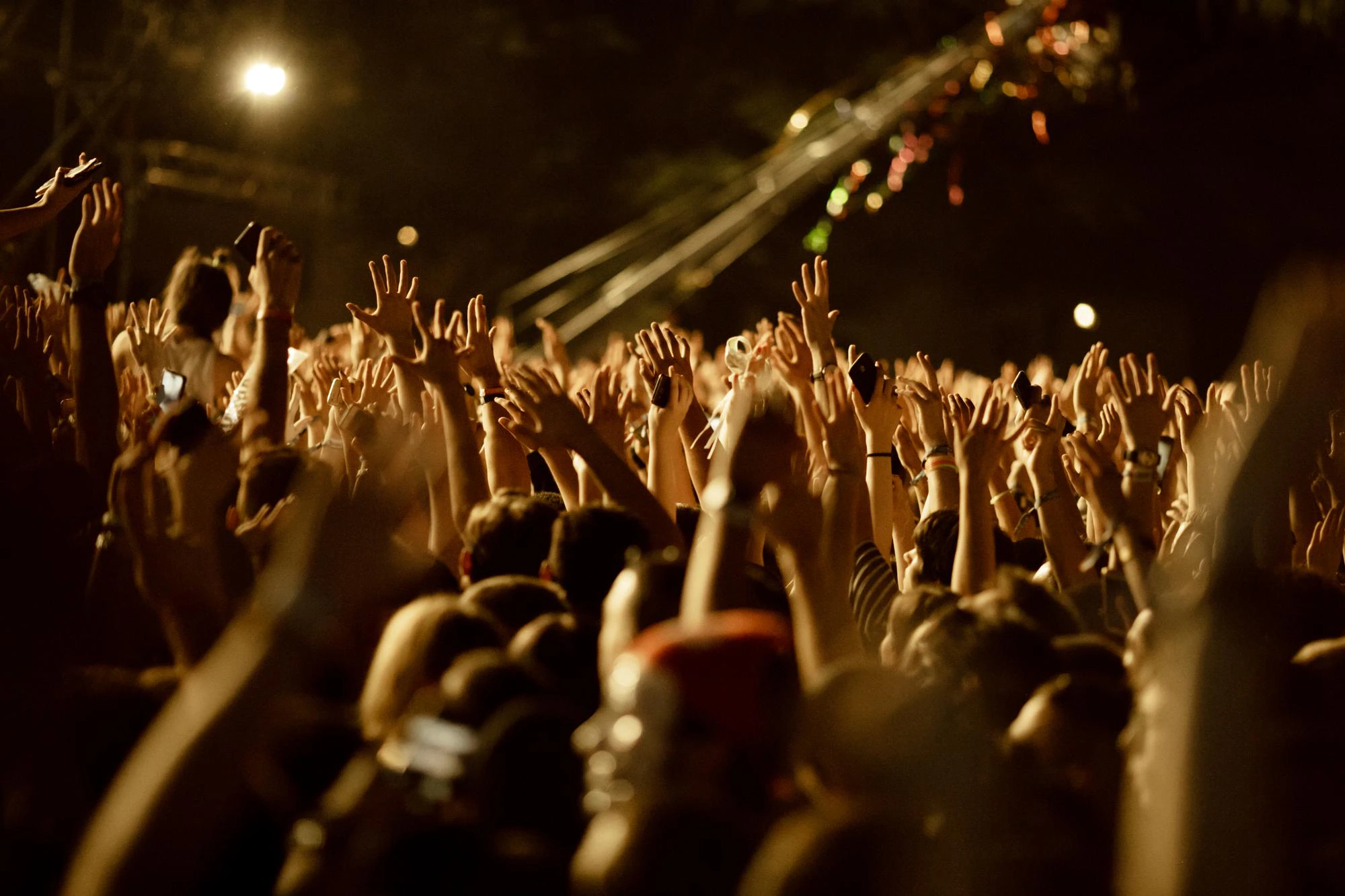 grand-groupe-fans-bras-leves-s-amusant-concert-musique-nuit_637285-584.jpg