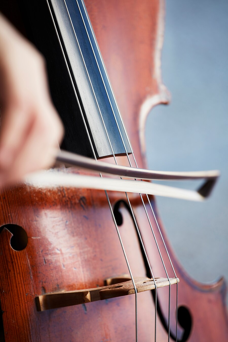mains-violoncelliste-violoncelliste-jouant-du-violoncelle-fond-champ-art-musical-concept-passion-musique-joueur-violoncelle-professionnel-musique-classique-solo_150588-133