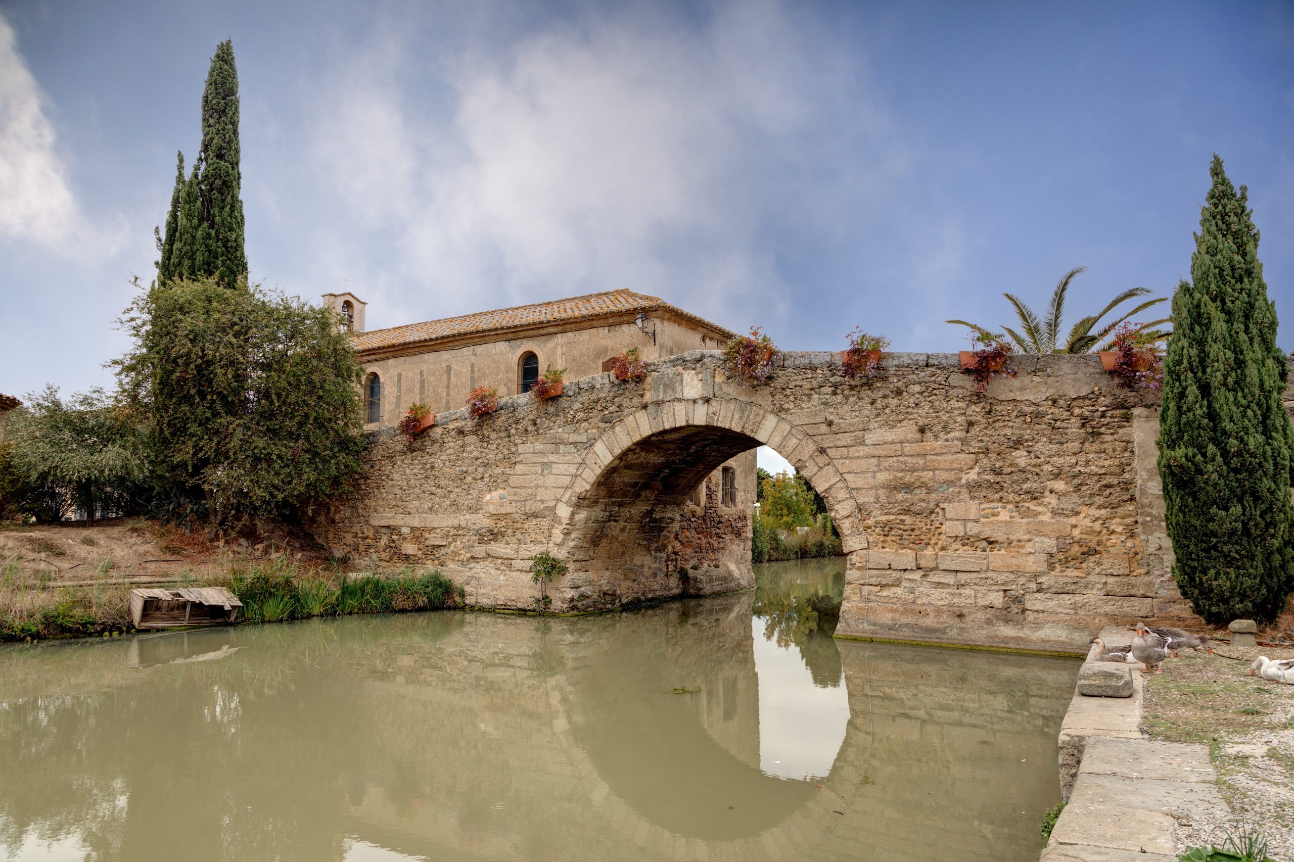 Le Somail – Département de l’Aude en région Occitanie – village classé au patrimoine mondial UNESCO – le Pont Vieux classé monument historique