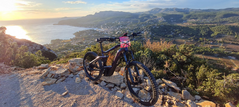 Circuit-en-vtt-electrique-2h-falaise-du-cap-canaille-en-coucher-de-soleil