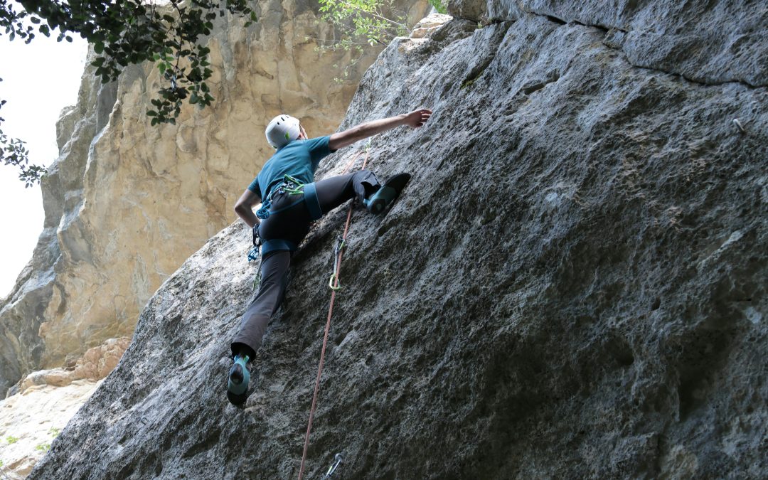 Escalade en falaise du Cap canaille