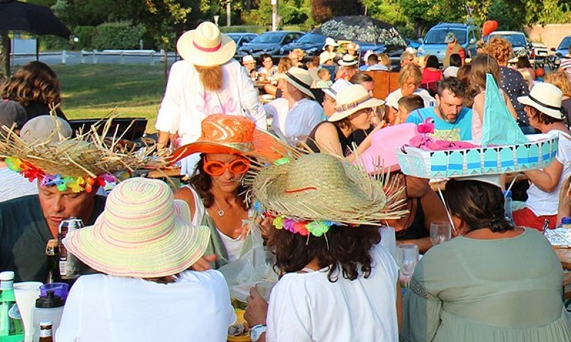 Un pique-nique de fin de saison en musique et en chapeau