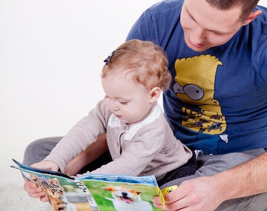 Ouvrez les livres aux bébés