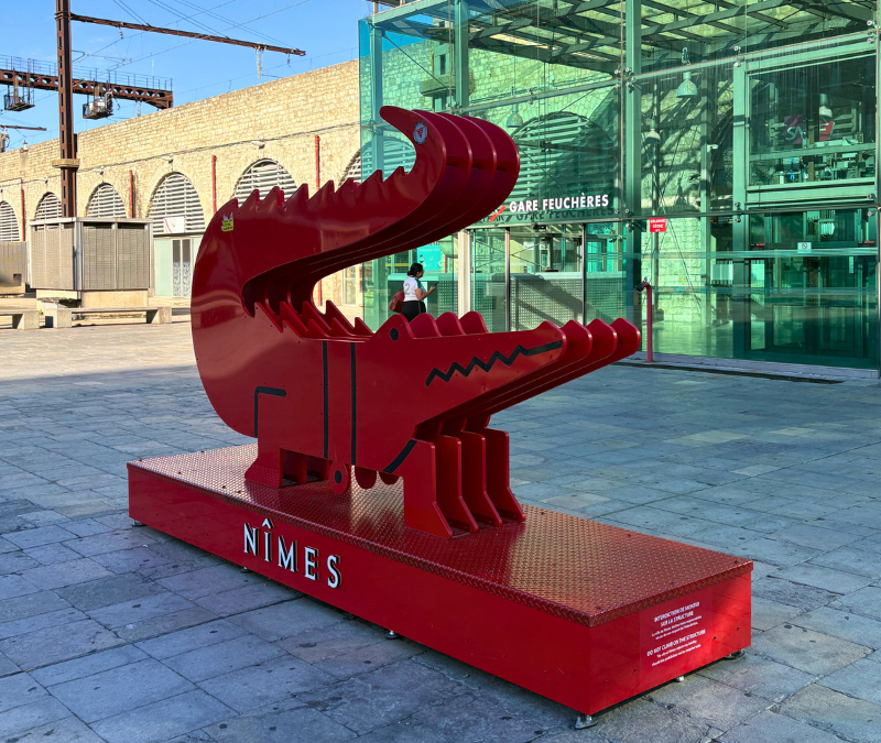 L’empreinte du crocodile à travers la ville