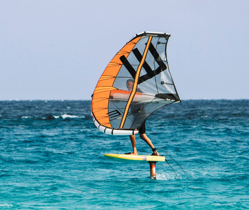 Découvrez le wingfoil au cœur de la nature