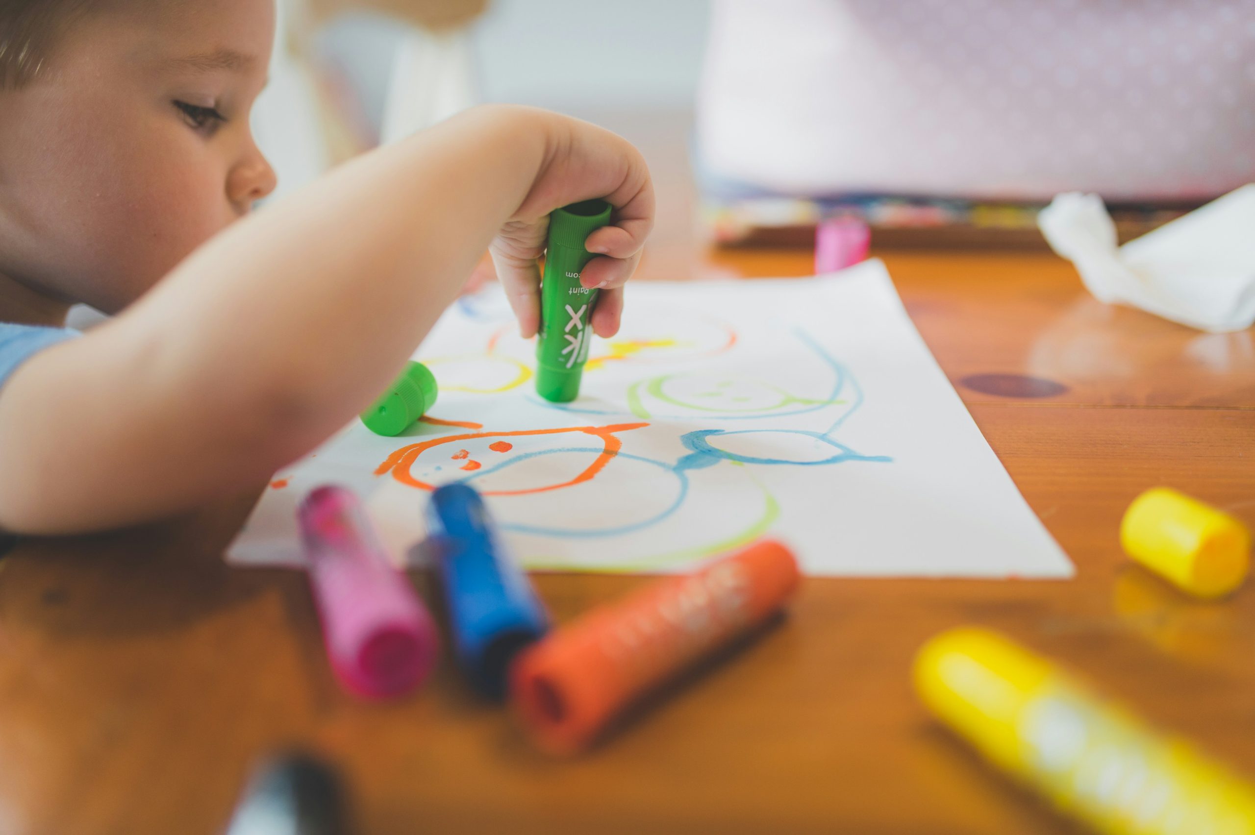 stephen-andrews-6NbSIxwZ3_4-unsplash enfant dessin