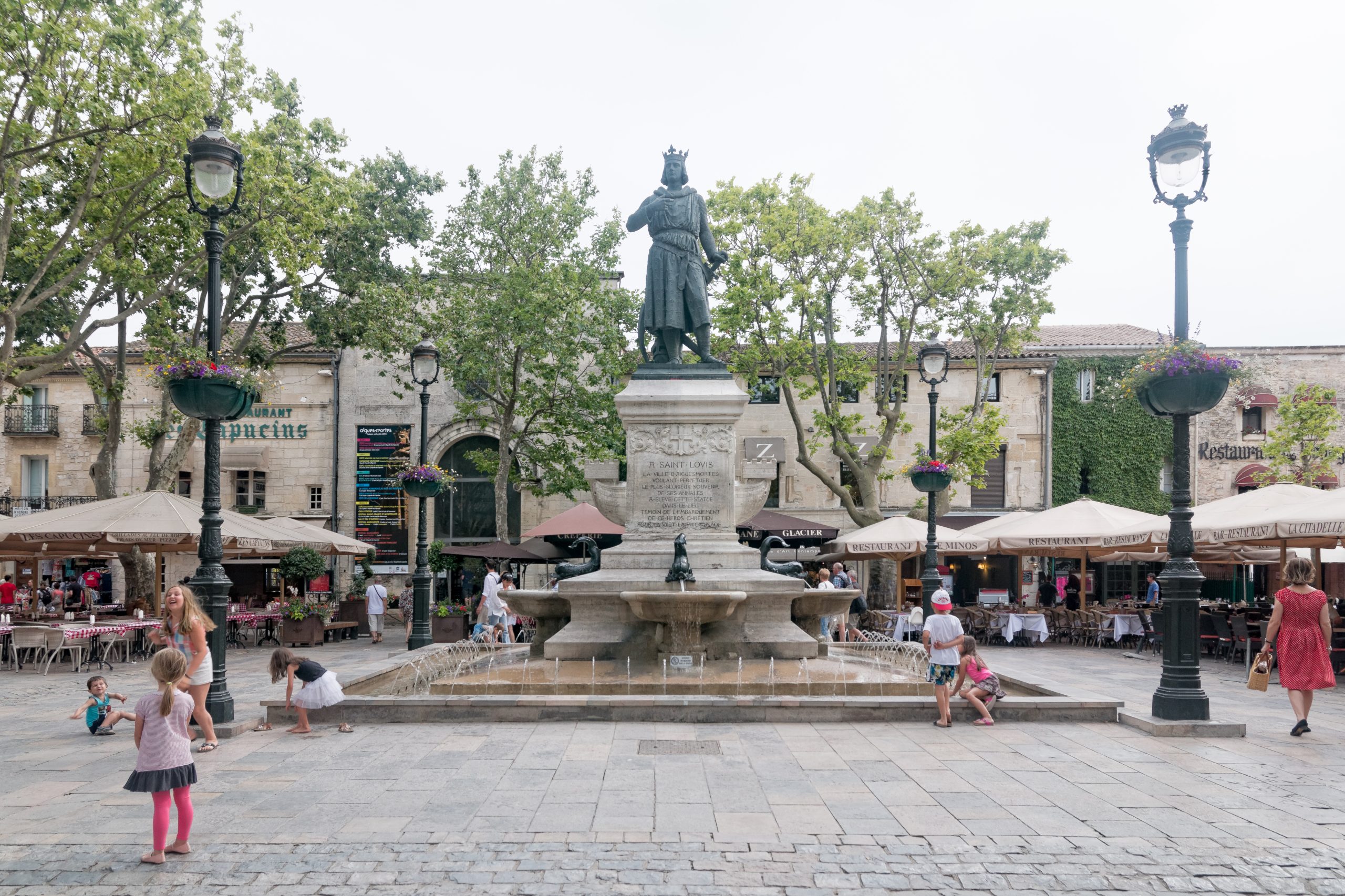 Aigues_Mortes-Place_Saint_Louis-20160613